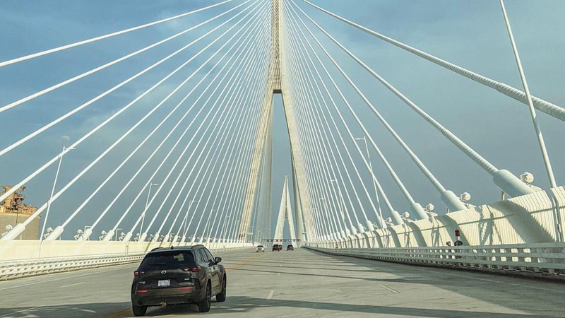 Kendaraan melintasi Jembatan Internasional Gordie Howe senilai $4,7 miliar, yang menghubungkan Windsor, Ontario dan Detroit, Michigan, pada hari pembukaannya di Windsor, Ontario, Kanada, 27 Juli 2026.