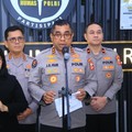 Kepala Divisi Hubungan Masyarakat (Kadiv Humas) Polri Irjen Pol. Johnny Eddizon saat menyampaikan keterangan kepada media di Jakarta, Jumat (24/7/2026). (Dok. Humas Polri)