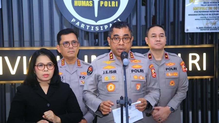 Kepala Divisi Hubungan Masyarakat (Kadiv Humas) Polri Irjen Pol. Johnny Eddizon saat menyampaikan keterangan kepada media di Jakarta, Jumat (24/7/2026). (Dok. Humas Polri)