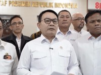 Kepala Staf Kepresidenan RI, Dudung Abdurachman saat menyampaikan keterangan usai Rapat Koordinasi Tata Kelola Ekspor Mineral Kritis Logam Tanah Jarang (LTJ) bersama kementerian, lembaga, aparat penegak hukum, BUMN, dan pelaku usaha di gedung Bina Gr