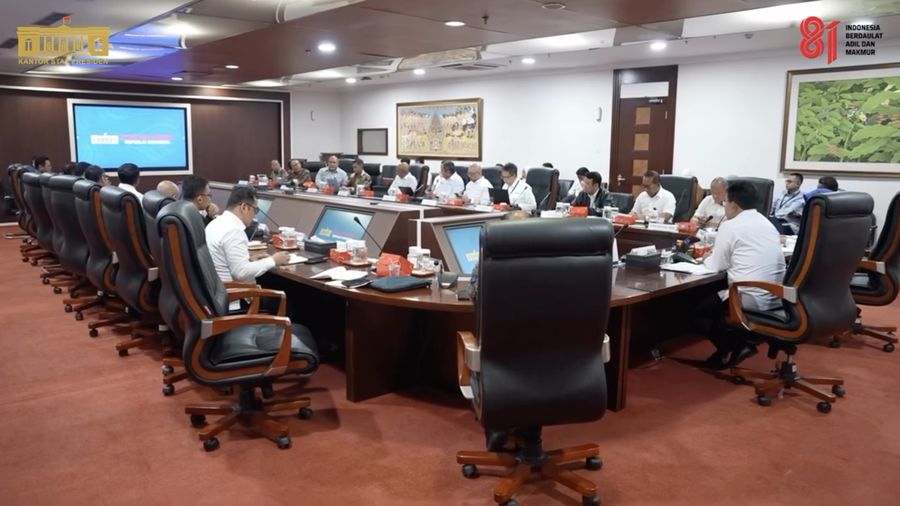 Kepala Staf Kepresidenan RI, Dudung Abdurachman saat menyampaikan keterangan usai Rapat Koordinasi Tata Kelola Ekspor Mineral Kritis Logam Tanah Jarang (LTJ) bersama kementerian, lembaga, aparat penegak hukum, BUMN, dan pelaku usaha di gedung Bina Gr