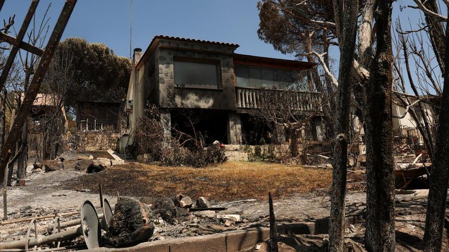 Kerusakan properti di area yang terbakar, akibat kebakaran hutan yang terus melanda provinsi Avila dan Madrid, di El Encinar del Alberche, Toledo, Spanyol, 27 Juli 2026.