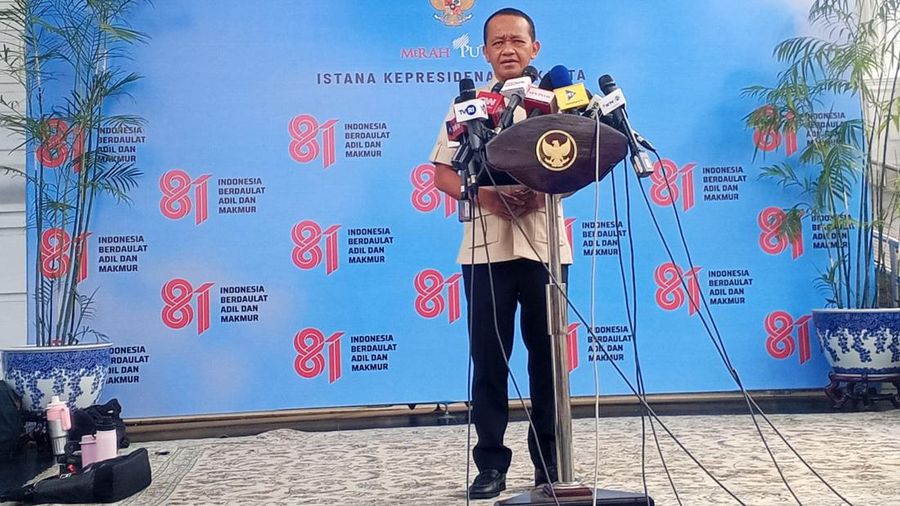 Menteri ESDM Bahlil Lahadalia memberikan keterangan pers, di Kawasan Istana Negara, Selasa, 28/7. (CNBC Indonesia/Robertus)