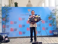 Menteri ESDM Bahlil Lahadalia memberikan keterangan pers, di Kawasan Istana Negara, Selasa, 28/7. (CNBC Indonesia/Robertus)