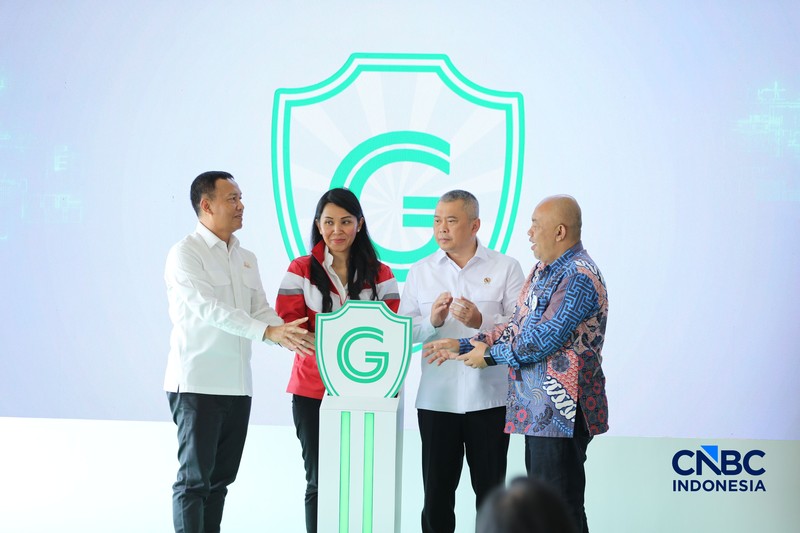 Menteri Perhubungan Dudy Purwagandhi, Direktur Jenderal Perhubungan Darat Aan Suhanan, CEO Grab Indonesia Neneng Goenadi, serta Sekretaris Jenderal AISI Hari Budianto saat membuka pelatihan keselamatan berkendara di Terminal Jatijajar, Depok, Selasa (28/7/2026). (CNBC Indonesia/Tri Susilo)