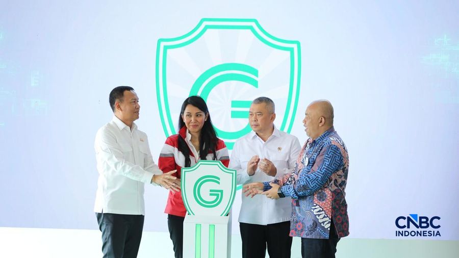 Menteri Perhubungan Dudy Purwagandhi, Direktur Jenderal Perhubungan Darat Aan Suhanan, CEO Grab Indonesia Neneng Goenadi, serta Sekretaris Jenderal AISI Hari Budianto saat membuka pelatihan keselamatan berkendara di Terminal Jatijajar, Depok, Selasa