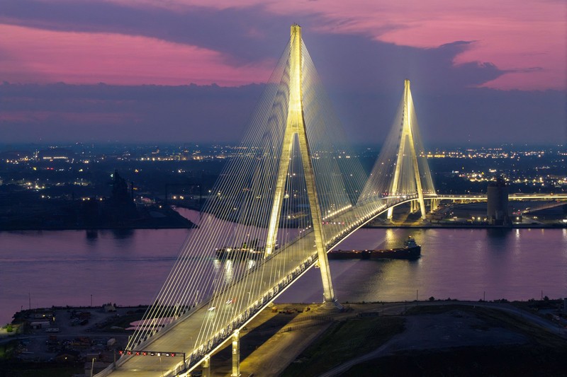Sebuah tayangan drone menunjukkan kendaraan-kendaraan melintasi Jembatan Internasional Gordie Howe senilai $4,7 miliar, yang menghubungkan Windsor, Ontario dan Detroit, Michigan, pada hari pembukaannya di Windsor, Ontario, Kanada, 27 Juli 2026. (REUTERS/Carlos Osorio)