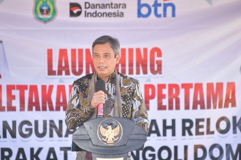 Penyerahan bantuan Program Rumah Tidak Layak Huni (RTLH) dan peletakan batu pertama pembangunan rumah layak huni di Sidangoli, Kecamatan Jailolo Selatan, Kabupaten Halmahera Barat, Maluku Utara, Selasa (28/7). (Dok BTN)