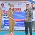 Penyerahan bantuan Program Rumah Tidak Layak Huni (RTLH) dan peletakan batu pertama pembangunan rumah layak huni di Sidangoli, Kecamatan Jailolo Selatan, Kabupaten Halmahera Barat, Maluku Utara, Selasa (28/7). (Dok BTN)