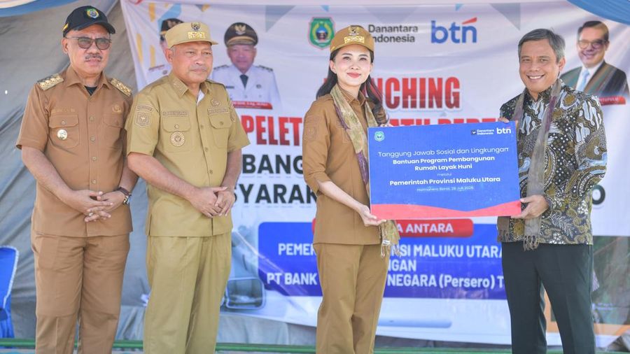 Penyerahan bantuan Program Rumah Tidak Layak Huni (RTLH) dan peletakan batu pertama pembangunan rumah layak huni di Sidangoli, Kecamatan Jailolo Selatan, Kabupaten Halmahera Barat, Maluku Utara, Selasa (28/7). (Dok BTN)