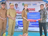 Penyerahan bantuan Program Rumah Tidak Layak Huni (RTLH) dan peletakan batu pertama pembangunan rumah layak huni di Sidangoli, Kecamatan Jailolo Selatan, Kabupaten Halmahera Barat, Maluku Utara, Selasa (28/7). (Dok BTN)