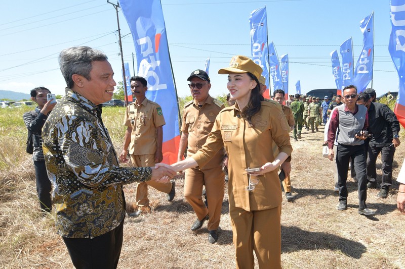 Penyerahan bantuan Program Rumah Tidak Layak Huni (RTLH) dan peletakan batu pertama pembangunan rumah layak huni di Sidangoli, Kecamatan Jailolo Selatan, Kabupaten Halmahera Barat, Maluku Utara, Selasa (28/7). (Dok BTN)