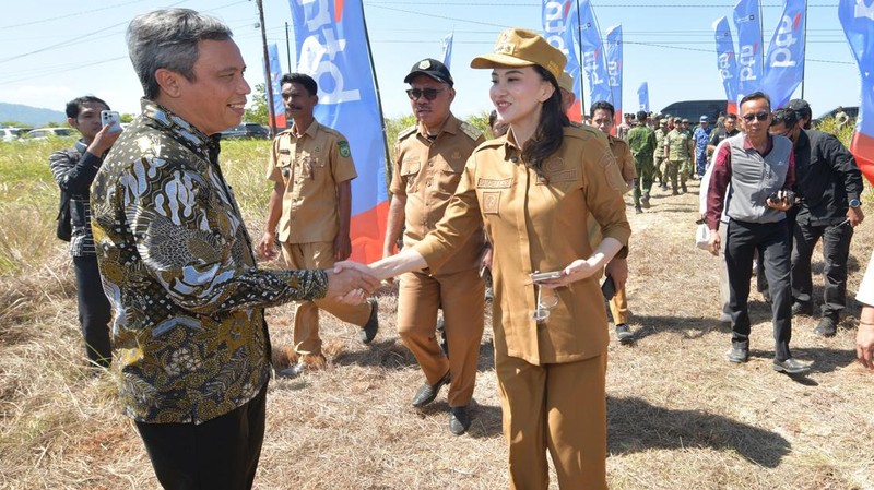Penyerahan bantuan Program Rumah Tidak Layak Huni (RTLH) dan peletakan batu pertama pembangunan rumah layak huni di Sidangoli, Kecamatan Jailolo Selatan, Kabupaten Halmahera Barat, Maluku Utara, Selasa (28/7). (Dok BTN)
