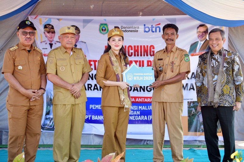 Penyerahan bantuan Program Rumah Tidak Layak Huni (RTLH) dan peletakan batu pertama pembangunan rumah layak huni di Sidangoli, Kecamatan Jailolo Selatan, Kabupaten Halmahera Barat, Maluku Utara, Selasa (28/7). (Dok BTN)