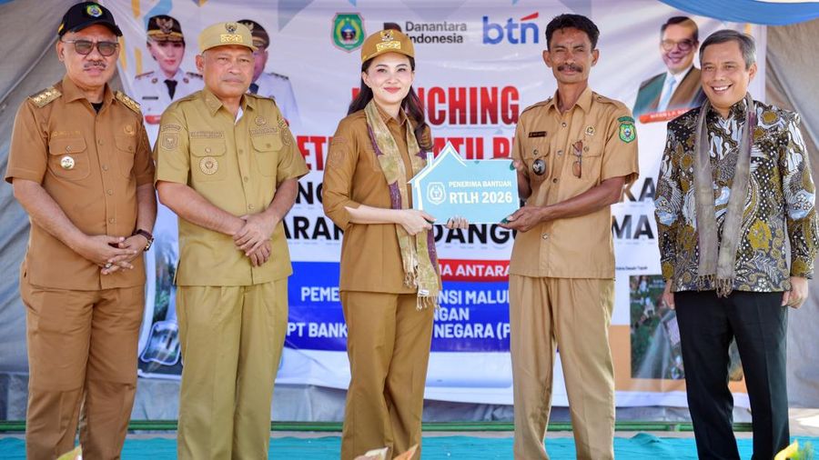 Penyerahan support Program Rumah Tidak Layak Huni (RTLH) dan peletakan batu pertama pembangunan rumah layak huni di Sidangoli, Kecamatan Jailolo Selatan, Kabupaten Halmahera Barat, Maluku Utara, Selasa (28/7). (Dok BTN)