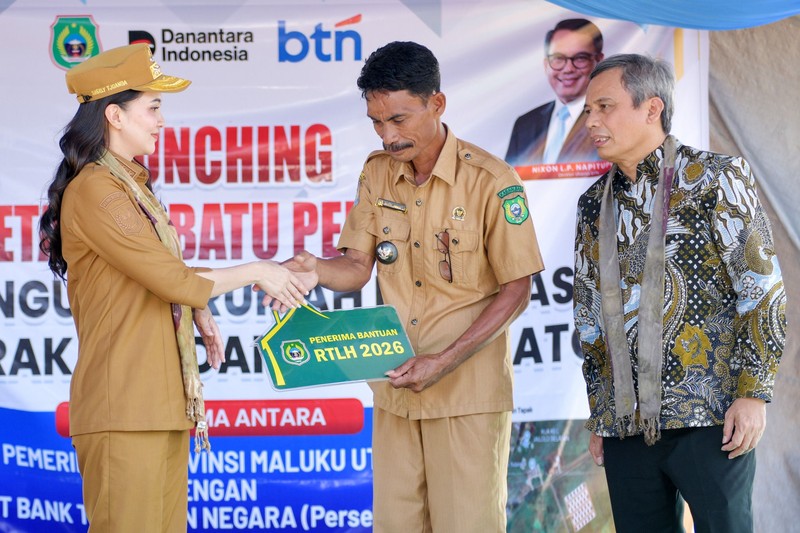 Penyerahan bantuan Program Rumah Tidak Layak Huni (RTLH) dan peletakan batu pertama pembangunan rumah layak huni di Sidangoli, Kecamatan Jailolo Selatan, Kabupaten Halmahera Barat, Maluku Utara, Selasa (28/7). (Dok BTN)