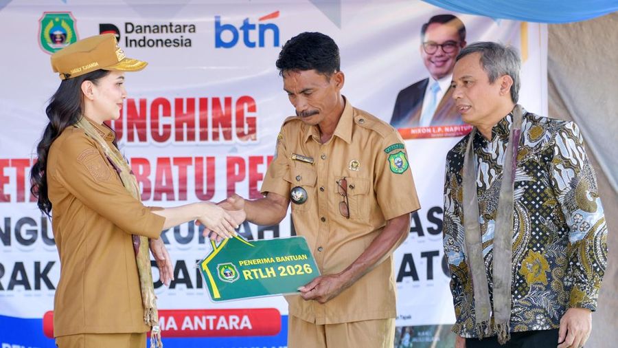 Penyerahan support Program Rumah Tidak Layak Huni (RTLH) dan peletakan batu pertama pembangunan rumah layak huni di Sidangoli, Kecamatan Jailolo Selatan, Kabupaten Halmahera Barat, Maluku Utara, Selasa (28/7). (Dok BTN)