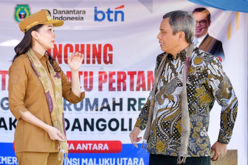 Penyerahan bantuan Program Rumah Tidak Layak Huni (RTLH) dan peletakan batu pertama pembangunan rumah layak huni di Sidangoli, Kecamatan Jailolo Selatan, Kabupaten Halmahera Barat, Maluku Utara, Selasa (28/7). (Dok BTN)