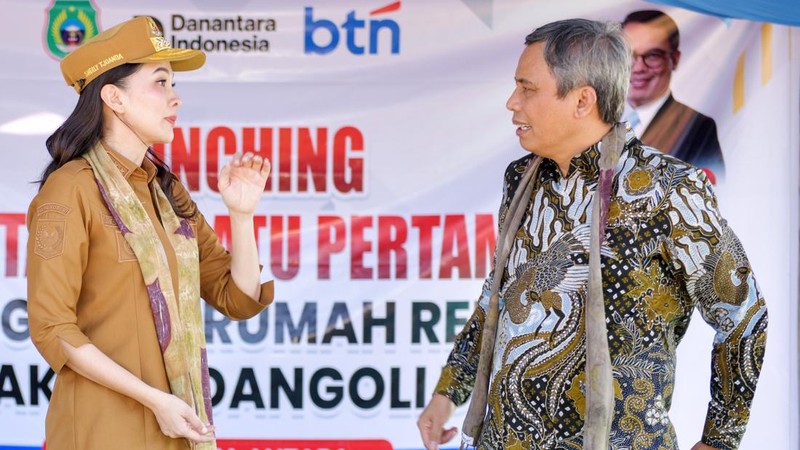 Penyerahan bantuan Program Rumah Tidak Layak Huni (RTLH) dan peletakan batu pertama pembangunan rumah layak huni di Sidangoli, Kecamatan Jailolo Selatan, Kabupaten Halmahera Barat, Maluku Utara, Selasa (28/7). (Dok BTN)