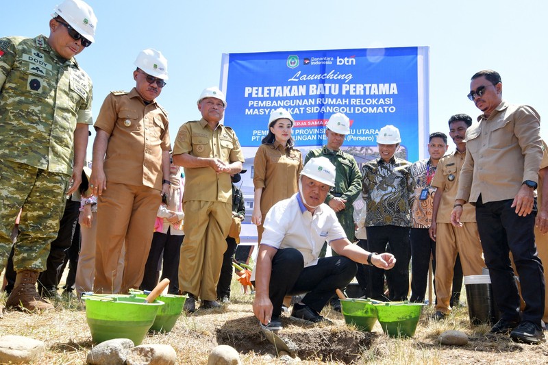 Penyerahan bantuan Program Rumah Tidak Layak Huni (RTLH) dan peletakan batu pertama pembangunan rumah layak huni di Sidangoli, Kecamatan Jailolo Selatan, Kabupaten Halmahera Barat, Maluku Utara, Selasa (28/7). (Dok BTN)
