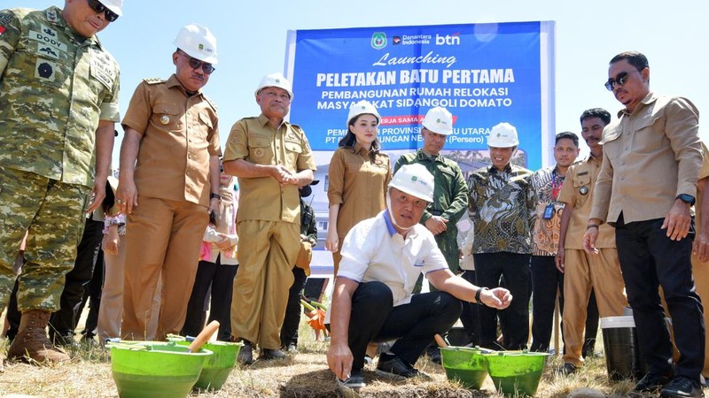 Penyerahan bantuan Program Rumah Tidak Layak Huni (RTLH) dan peletakan batu pertama pembangunan rumah layak huni di Sidangoli, Kecamatan Jailolo Selatan, Kabupaten Halmahera Barat, Maluku Utara, Selasa (28/7). (Dok BTN)