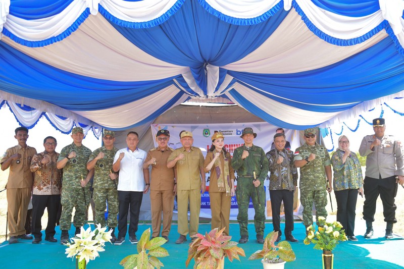 Penyerahan bantuan Program Rumah Tidak Layak Huni (RTLH) dan peletakan batu pertama pembangunan rumah layak huni di Sidangoli, Kecamatan Jailolo Selatan, Kabupaten Halmahera Barat, Maluku Utara, Selasa (28/7). (Dok BTN)