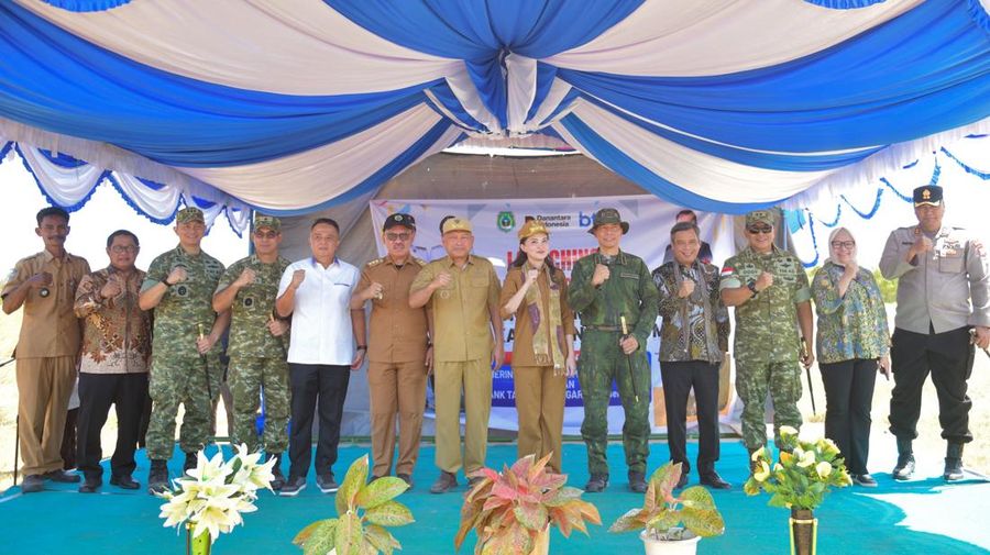 Penyerahan support Program Rumah Tidak Layak Huni (RTLH) dan peletakan batu pertama pembangunan rumah layak huni di Sidangoli, Kecamatan Jailolo Selatan, Kabupaten Halmahera Barat, Maluku Utara, Selasa (28/7). (Dok BTN)