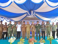 Penyerahan bantuan Program Rumah Tidak Layak Huni (RTLH) dan peletakan batu pertama pembangunan rumah layak huni di Sidangoli, Kecamatan Jailolo Selatan, Kabupaten Halmahera Barat, Maluku Utara, Selasa (28/7). (Dok BTN)