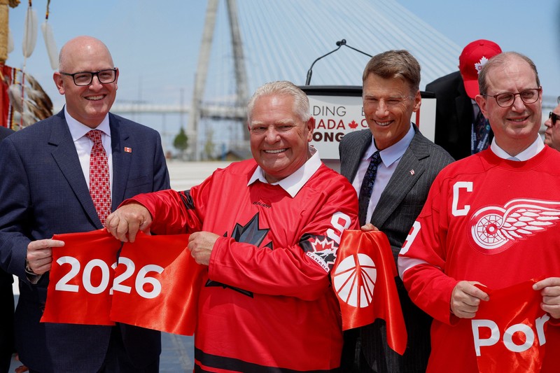 Sebuah tayangan drone menunjukkan kendaraan-kendaraan melintasi Jembatan Internasional Gordie Howe senilai $4,7 miliar, yang menghubungkan Windsor, Ontario dan Detroit, Michigan, pada hari pembukaannya di Windsor, Ontario, Kanada, 27 Juli 2026. (REUTERS/Carlos Osorio)