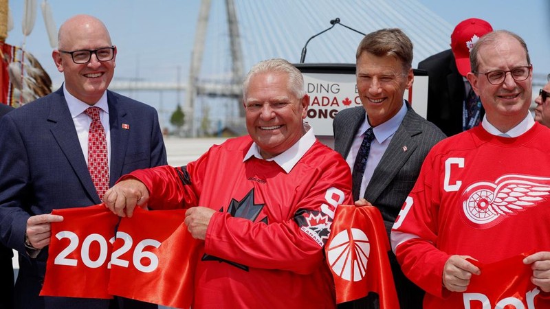 Perdana Menteri Ontario, Doug Ford, Duta Besar Kanada untuk AS, Mark Wiseman, Menteri Perumahan dan Infrastruktur Kanada, Gregor Robertson, dan Walikota Windsor, Drew Dilkens, berpose saat upacara pemotongan pita menjelang pembukaan jembatan Gordie H