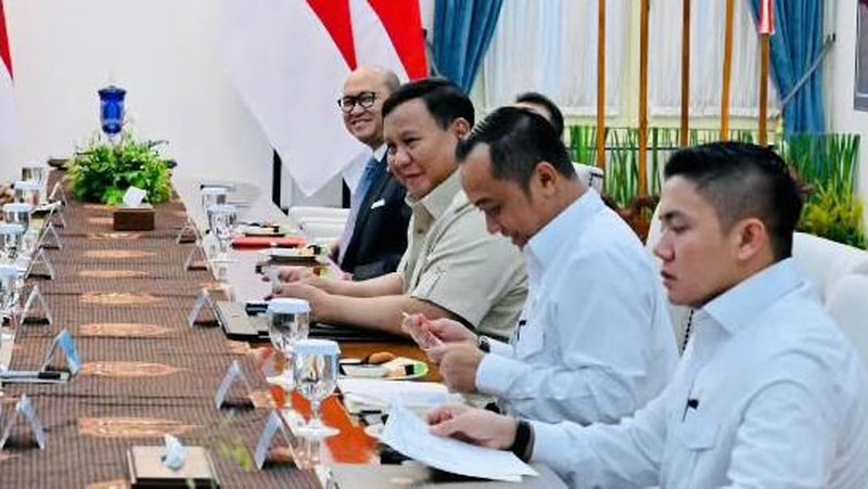 Presiden Prabowo Subianto memimpin rapat bersama jajaran Komite Stabilitas Sistem Keuangan (KSSK) di Istana Merdeka, Jakarta, Senin (27/7/2026).