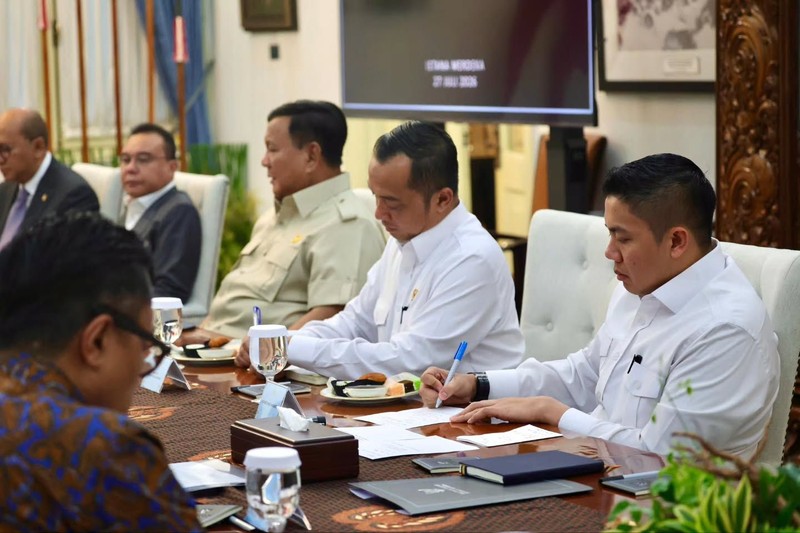 Presiden Prabowo Subianto memimpin rapat bersama jajaran Komite Stabilitas Sistem Keuangan (KSSK) di Istana Merdeka, Jakarta, Senin (27/7/2026). (Instagram/sekretariat.kabinet)