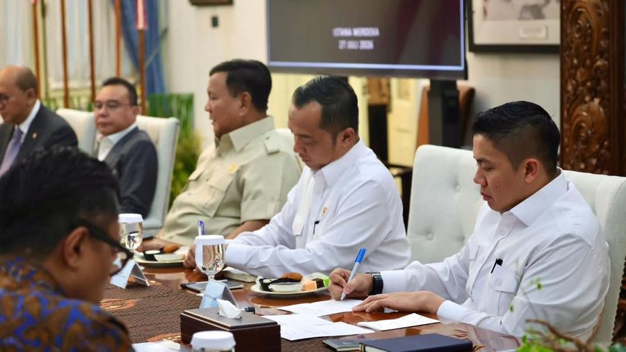 Presiden Prabowo Subianto memimpin rapat berbareng jejeran Komite Stabilitas Sistem Keuangan (KSSK) di Istana Merdeka, Jakarta, Senin (27/7/2026).