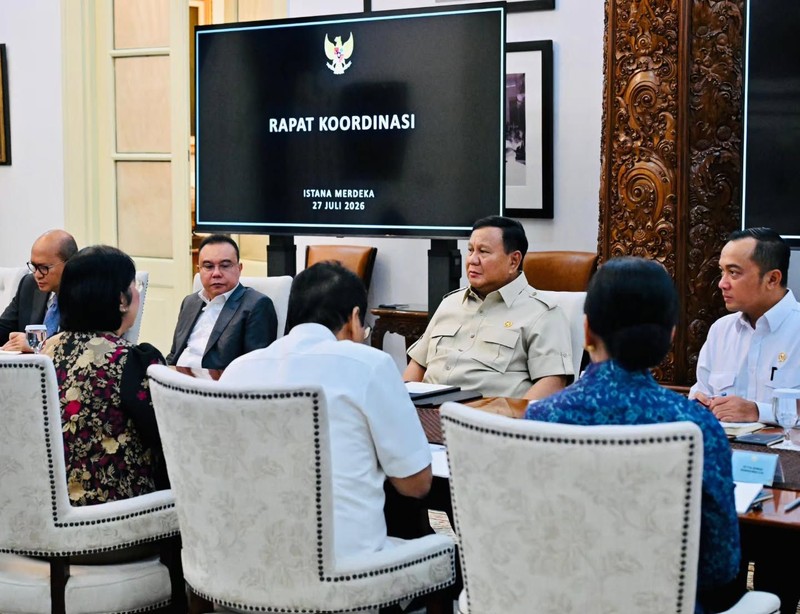 Presiden Prabowo Subianto memimpin rapat bersama jajaran Komite Stabilitas Sistem Keuangan (KSSK) di Istana Merdeka, Jakarta, Senin (27/7/2026). (Instagram/sekretariat.kabinet)