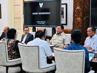 Presiden Prabowo Subianto memimpin rapat bersama jajaran Komite Stabilitas Sistem Keuangan (KSSK) di Istana Merdeka, Jakarta, Senin (27/7/2026). (Instagram/sekretariat.kabinet)