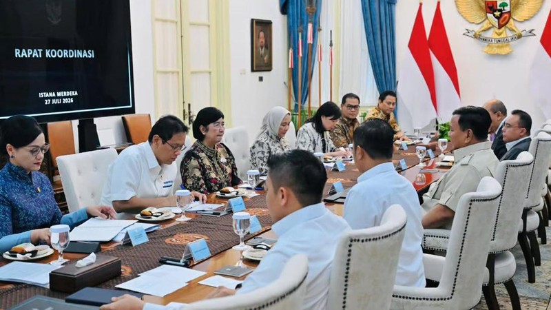 Presiden Prabowo Subianto memimpin rapat bersama jajaran Komite Stabilitas Sistem Keuangan (KSSK) di Istana Merdeka, Jakarta, Senin (27/7/2026).