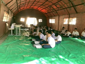 Ruang Kelas Terbakar, Siswa Mts Nujumul Huda Lombok Barat Belajar di Tenda