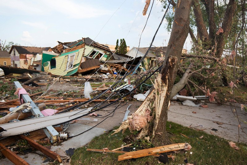 Sebuah tornado menerjang sebagian wilayah Wisconsin bagian timur, Amerika Serikat, pada Senin siang (27/7/2026), mengakibatkan kerusakan parah pada bangunan serta memutus aliran listrik bagi ribuan warga. (Tangkapan Layar Video Reuters/ABC AFFILIATE WBAY)
