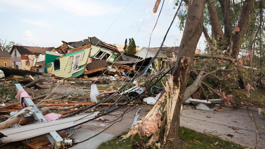 Sebuah rumah hancur setelah tornado dilaporkan oleh Badan Layanan Cuaca Nasional di Menasha, Wisconsin, AS, 27 Juli 2026. (REUTERS/Daniel Kramer)