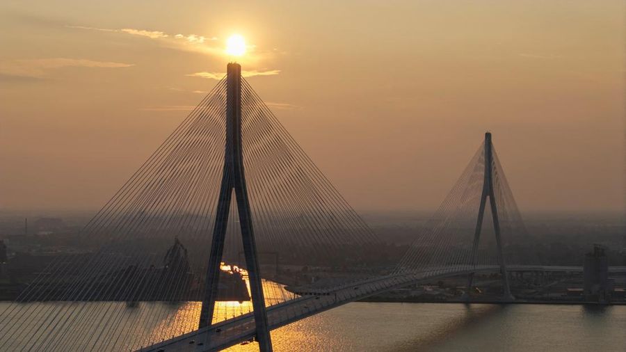 Sebuah tayangan drone menunjukkan kendaraan-kendaraan melintasi Jembatan Internasional Gordie Howe senilai $4,7 miliar, yang menghubungkan Windsor, Ontario dan Detroit, Michigan, pada hari pembukaannya di Windsor, Ontario, Kanada, 27 Juli 2026. (REUT
