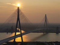 Sebuah tayangan drone menunjukkan kendaraan-kendaraan melintasi Jembatan Internasional Gordie Howe senilai $4,7 miliar, yang menghubungkan Windsor, Ontario dan Detroit, Michigan, pada hari pembukaannya di Windsor, Ontario, Kanada, 27 Juli 2026. (REUT