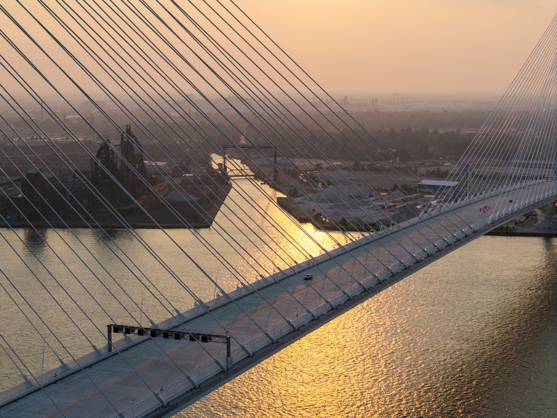 Sebuah tayangan drone menunjukkan kendaraan-kendaraan melintasi Jembatan Internasional Gordie Howe senilai $4,7 miliar, yang menghubungkan Windsor, Ontario dan Detroit, Michigan, pada hari pembukaannya di Windsor, Ontario, Kanada, 27 Juli 2026. (REUTERS/Carlos Osorio)