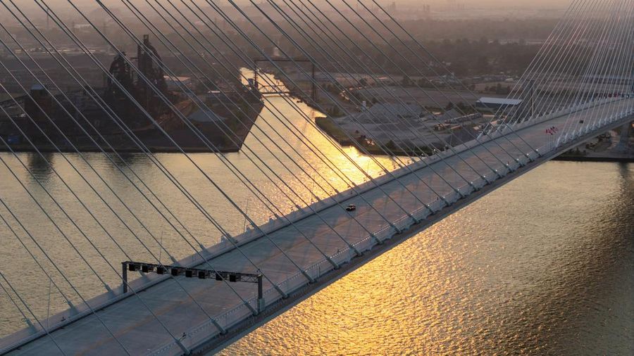 Sebuah tayangan drone menunjukkan kendaraan-kendaraan melintasi Jembatan Internasional Gordie Howe senilai $4,7 miliar, yang menghubungkan Windsor, Ontario dan Detroit, Michigan, pada hari pembukaannya di Windsor, Ontario, Kanada, 27 Juli 2026.