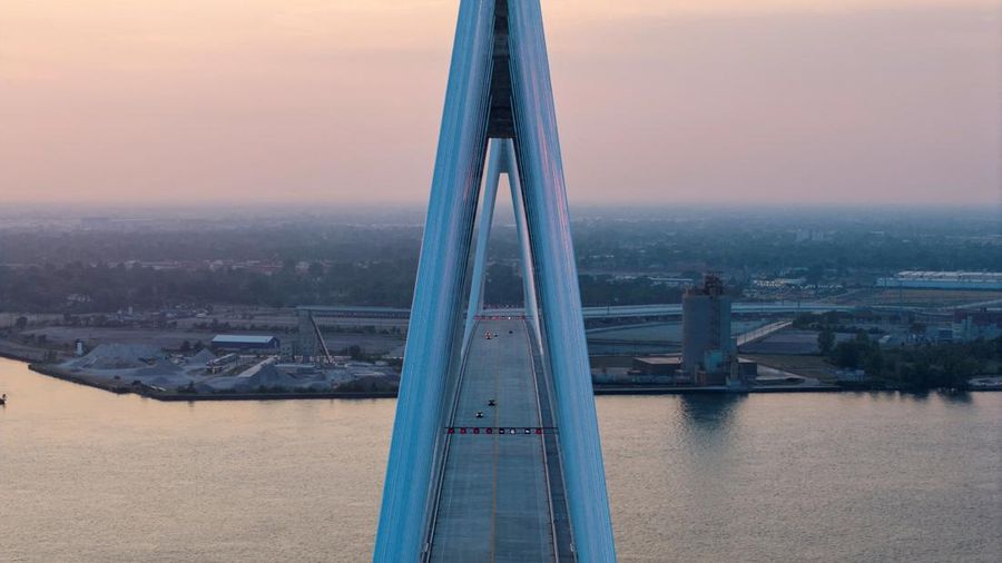 Sebuah tayangan drone menunjukkan kendaraan-kendaraan melintasi Jembatan Internasional Gordie Howe senilai $4,7 miliar, yang menghubungkan Windsor, Ontario dan Detroit, Michigan, pada hari pembukaannya di Windsor, Ontario, Kanada, 27 Juli 2026.