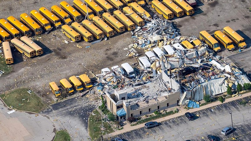 Sebuah tayangan drone menunjukkan puing-puing yang berserakan akibat tornado yang menutupi halaman parkir bus sekolah di Menasha, Wisconsin, AS, 27 Juli 2026.