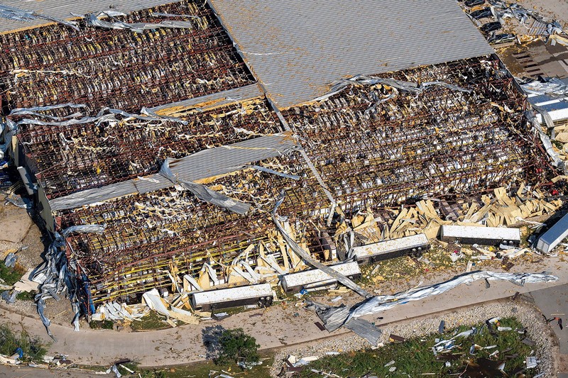 Sebuah tornado menerjang sebagian wilayah Wisconsin bagian timur, Amerika Serikat, pada Senin siang (27/7/2026), mengakibatkan kerusakan parah pada bangunan serta memutus aliran listrik bagi ribuan warga. (Tangkapan Layar Video Reuters/ABC AFFILIATE WBAY)