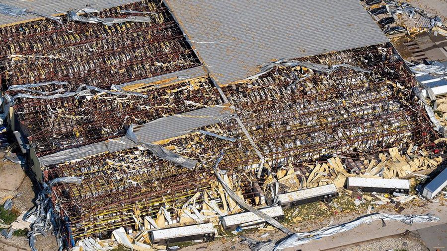 Sebuah tayangan drone menunjukkan sebuah bangunan setelah atapnya hancur akibat tornado di Menasha, Wisconsin, AS, 27 Juli 2026.