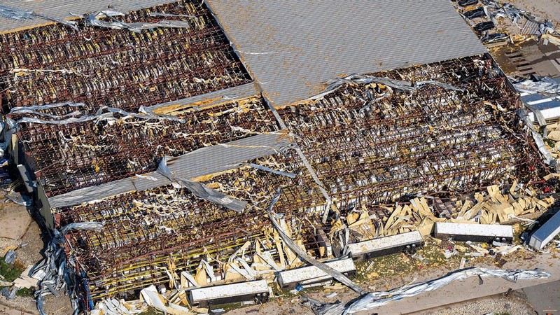 Sebuah tayangan drone menunjukkan sebuah bangunan setelah atapnya hancur akibat tornado di Menasha, Wisconsin, AS, 27 Juli 2026.