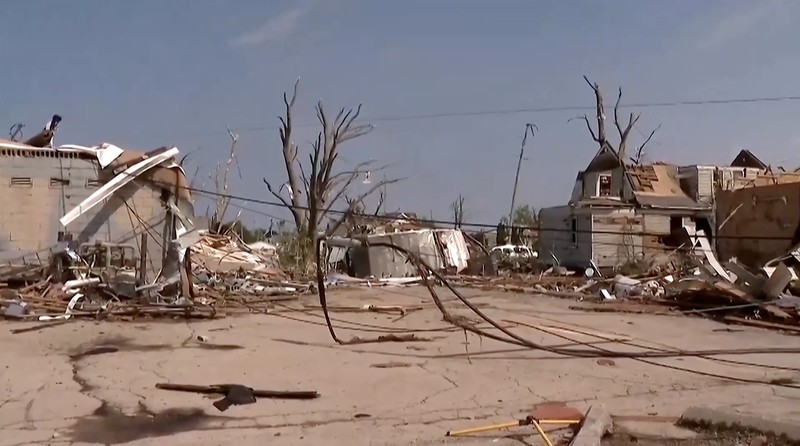 Sebuah tornado menerjang sebagian wilayah Wisconsin bagian timur, Amerika Serikat, pada Senin siang (27/7/2026), mengakibatkan kerusakan parah pada bangunan serta memutus aliran listrik bagi ribuan warga. (Tangkapan Layar Video Reuters/ABC AFFILIATE WBAY)