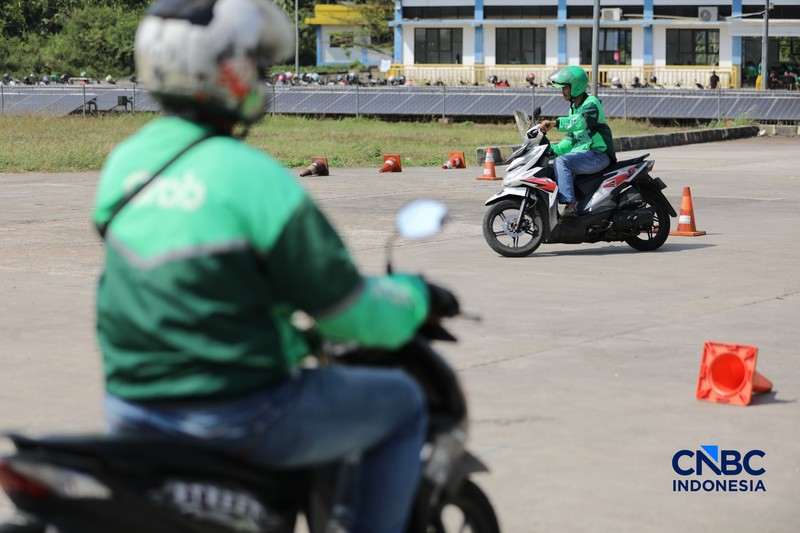 Menteri Perhubungan Dudy Purwagandhi, Direktur Jenderal Perhubungan Darat Aan Suhanan, CEO Grab Indonesia Neneng Goenadi, serta Sekretaris Jenderal AISI Hari Budianto saat membuka pelatihan keselamatan berkendara di Terminal Jatijajar, Depok, Selasa (28/7/2026). (CNBC Indonesia/Tri Susilo)
